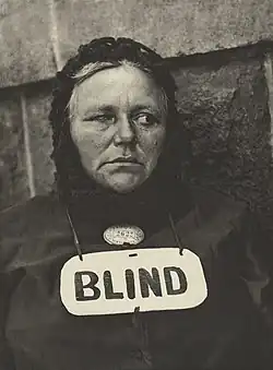 Blind Woman, de Paul Strand. Photogravure, negativo de 1916, impresión de 1917.