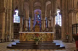 Altar en el centro del coro.