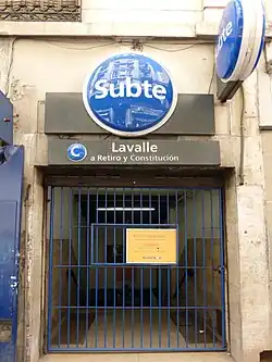 Entrada sobre la calle Esmeralda.