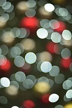 Areas de luz redondas a plena apertura (f/1.8).