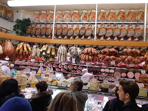 Jamones, patas de cerdo, salchichas y mortadella en Bolonia, 2019.