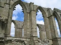 Arcos ojivales en las ruinas de la abadía de Bolton (siglo XII) en el condado de North Yorkshire