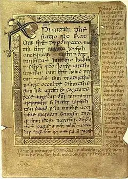 Texto de Mateo 1:18 al 21 en el folio 5r del Libro de Deer, ca. 1100. Arriba, a la izquierda, el monograma Chi Rho (Crismón). En el margen, glosas gaélicas.