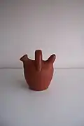 Botijo de barro rojo y esgrafiados.