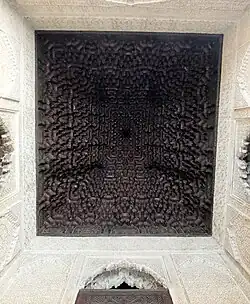 Bóveda rectangular de mocárabe tallada en madera de cedro en la Madrasa de Bou Inania en Fez, Marruecos (mediados del siglo&nbsp;XIV)
