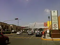 Vista del bulevar 5 de mayo y puente peatonal que conecta al complejo.