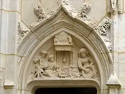 Escena de cocina[20]​ en el frontón de la puerta que da a las cocinas