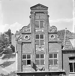 Verhoogde halsgevel, en Hoorn.