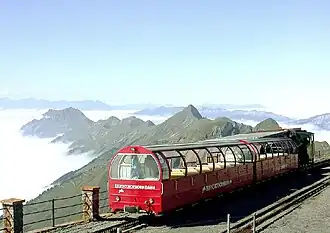La estación de la cumbre sobre las nubes ("mar de niebla") durante un día en agosto
