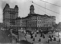 El edificio hacia 1908. A la izquierda, el Temple Bar Building