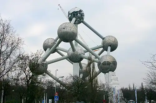 El Atomium al inicio de la renovación de 2004–2006 (5 de febrero de 2004).