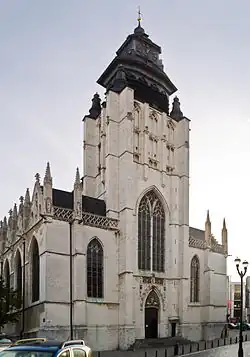 La fachada de la Iglesia de Nuestra Señora de la Capilla de Bruselas, con su campanario-porche.
