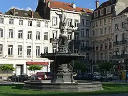 Fuente en la plaza Rouppe (1846-1848), coronada por una estatua de mármol blanco que personifica a Bruselas, de Charles Fraikin (1817-1893)