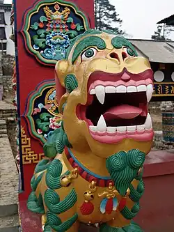 Estatua a la entrada