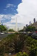 El Obelisco, ubicado sobre la amplísima Avenida 9 de Julio, se encuentra en el centro del barrio.
