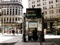 Acceso sobre peatonal Florida y Diagonal Norte en 2005.