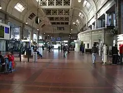 Acceso a la estación en el vestíbulo de la estación ferroviaria