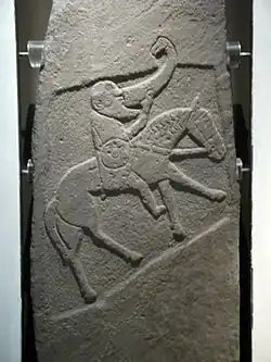 La Bullion Stone, un relieve del siglo X que representa a un guerrero picto a caballo bebiendo de un cuerno (drinking horn).[75]​