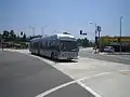 Un autobús de la Línea naranja en la intersección de Burbank Boulevard y Fulton Avenue.
