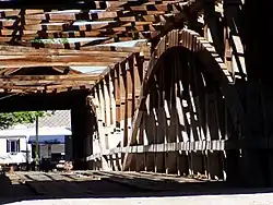 Puente cubierto de Mansfield, en el condado de Parke, Indiana. La fotografía fue tomada cuando el techo faltaba después de una gran tormenta y el diseño interior es más fácil de ver.