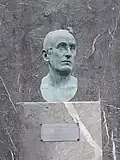 Busto de José María Arizmendiarrieta en bronce y piedra, estructura de acero y madera.