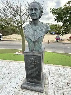 Busto de Micaela Lavalle, fundadora del Juventud Infantil.