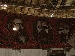 Mosaicos con líderes comunistas en el interior.