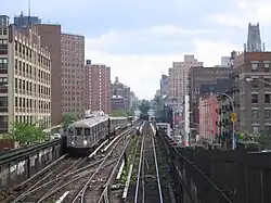 Las vías con vista al sur de la estación, y se puede ver un tren del Servicio 1.