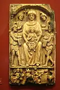Relieve bizantino en marfil con el ciclo de la Natividad (la escena central es la Theotokos rodeada de los Tres Magos y un ángel. Siglo VI.