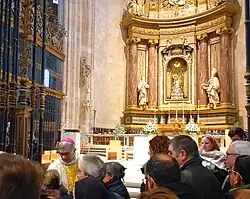 César Franco despidiéndose de sus feligreses después de oficiar su última misa como Obispo de Segovia en el retablo mayor de la catedral segoviana