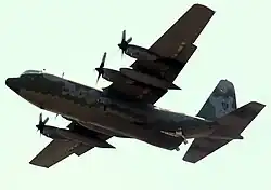 Uno de los Hercules C-130M de la Fuerza Aérea Brasileña equipados para la lucha contra incendios.