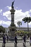 Monumento durante la ceremonia de cambio de guardia.