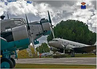 Detalle de la proa del CASA 352. Al fondo puede verse un Douglas C-47 (T.3).