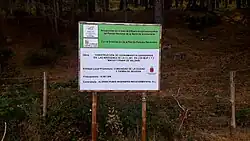 Cartel de obra pública en Valsaín junto a la CL-601 en el que aparece la Comunidad de Ciudad y Tierra de Segovia como promotora