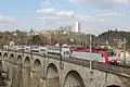 Tren de dos pisos conducido por una locomotora del tipo 4000, una composición típica de los trenes regionales luxemburgueses.