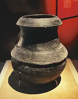 Alfarería negra de la cultura Hemudu (5000-3000&nbsp;a.&nbsp;C.), procedente de Yuyao, provincia de Zhejiang (China)