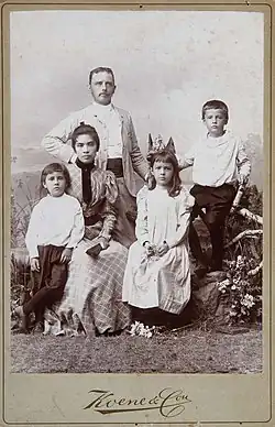 Retrato de estudio de una familia indoeuropea, Dutch East Indies (hacia 1900)