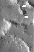 Imagen por la cámara CTX que muestra la ubicación de la siguiente imagen HiRISE (cuadro letra A).