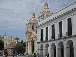 El Cabildo y la Catedral desde la plaza San Martín.