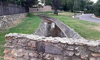 Cacera de Navalcaz a su paso por Parque Robledo
