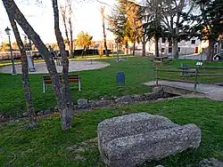 Acequia de San Medel a su paso por el núcleo urbano de Torrecaballeros, al frente una de las piezas de la canalización original de época medieval