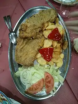 Cachopo con guarnición