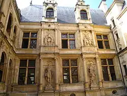 Patio del hôtel d'Escoville en Caen (1533-1540)