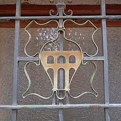 Iconografía antigua de la Caja de Ahorros y Monte de Piedad de Segovia, en la ventana de uno de sus edificios en Segovia