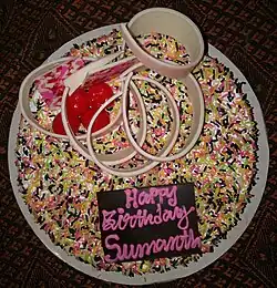 Pastel de cumpleaños casero con mensaje en inglés