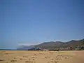 Playa de Calblanque y, al fondo, el Monte de las Cenizas.
