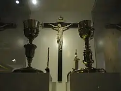 Cálices, portapaces y Crucificado de marfil (siglo&nbsp;XVII).