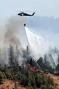 Helicóptero de la Guardia nacional de California en la lucha contra los incendios forestales.