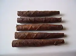 la imagen expone cinco cigarrillos de tabaco con armado artesanal