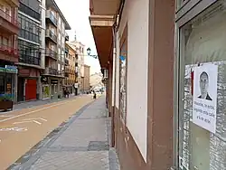 Calle Blanca de Silos reformada en el mandato de Mazarías, en la que se sitúa un cartel muy crítico con el resultado de esa obra